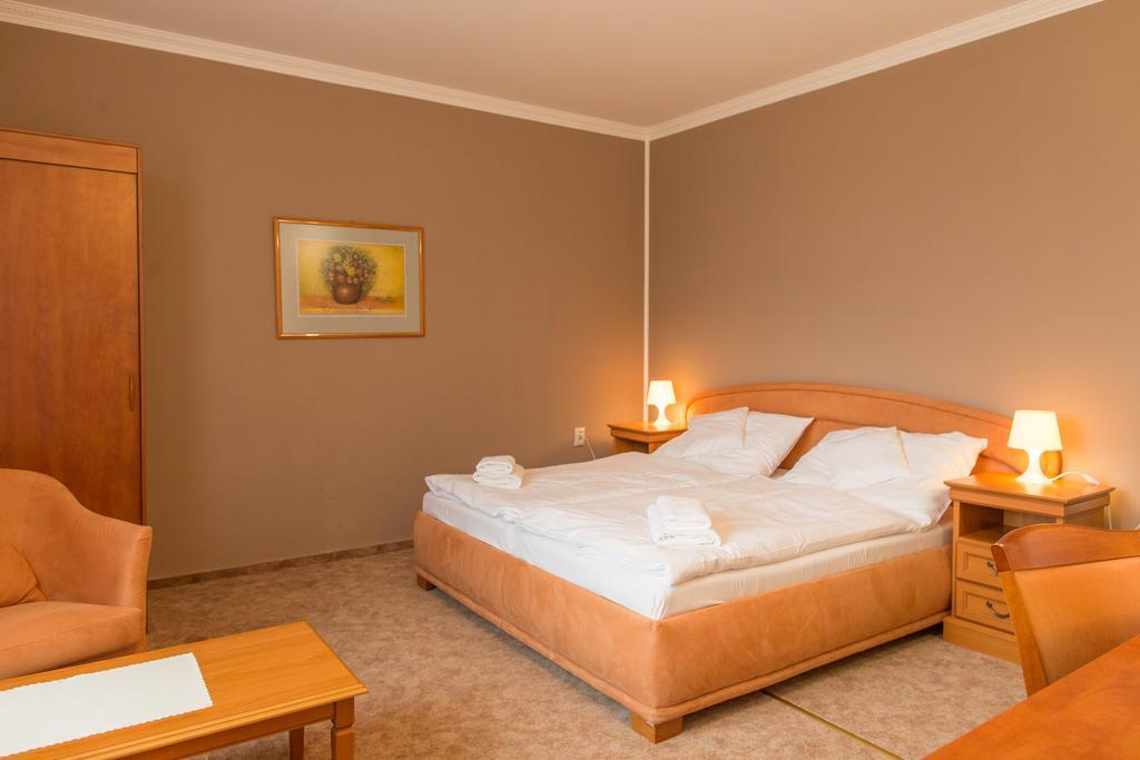 ז'ילינה Hotel Grand מראה חיצוני תמונה