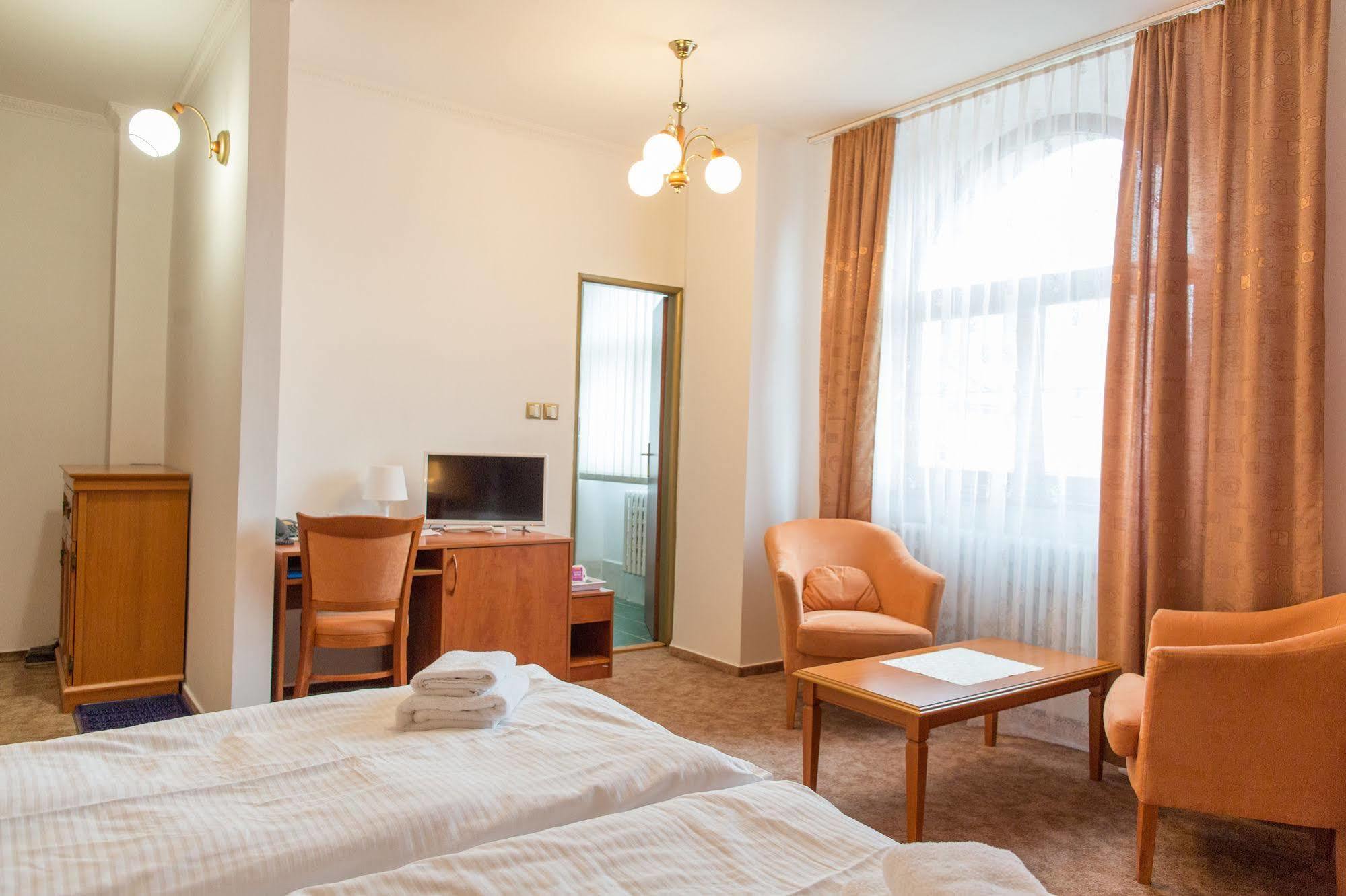 ז'ילינה Hotel Grand מראה חיצוני תמונה