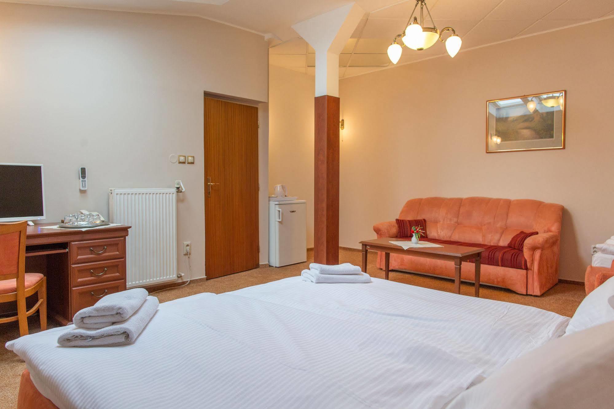 ז'ילינה Hotel Grand מראה חיצוני תמונה