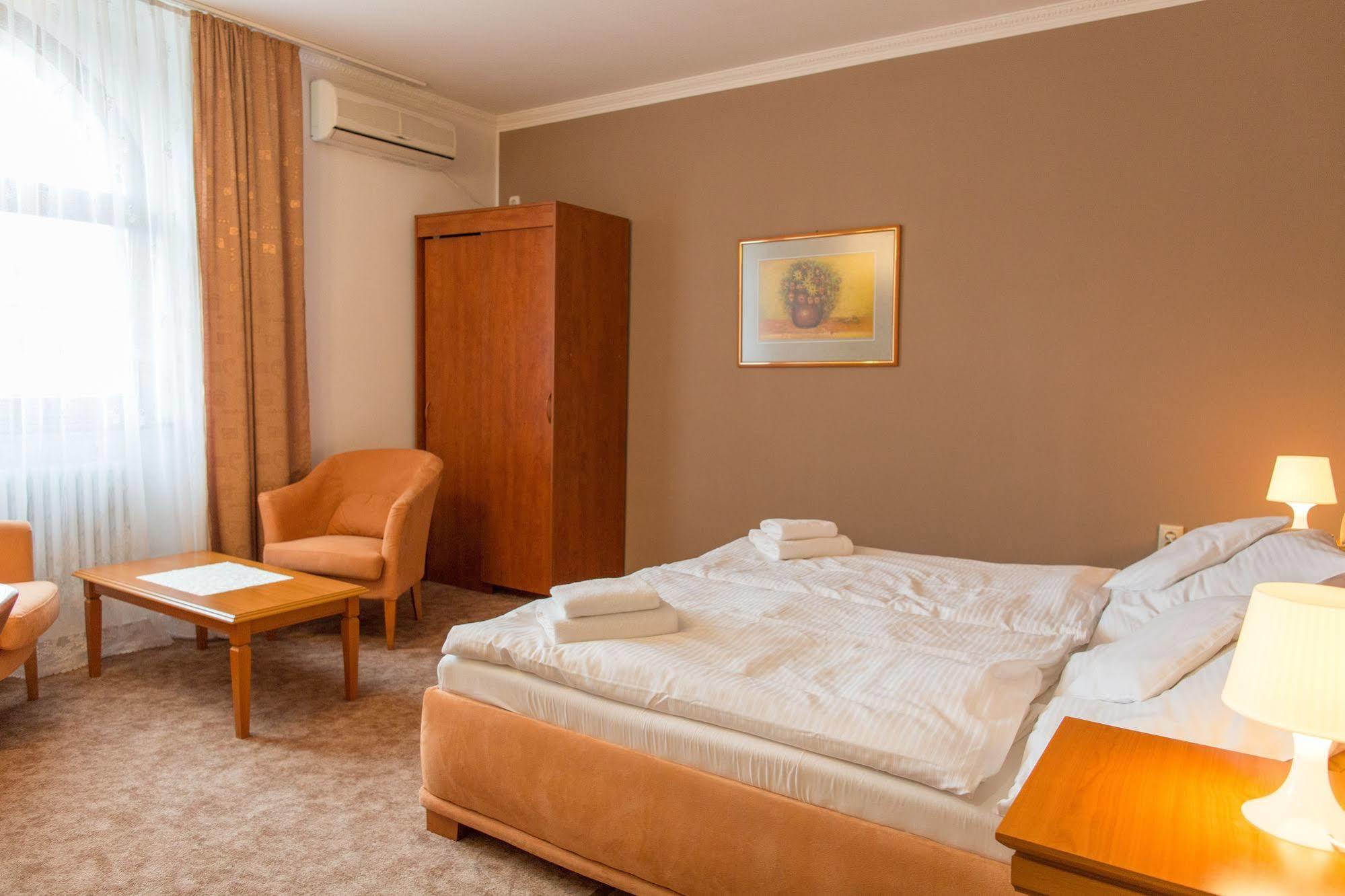 ז'ילינה Hotel Grand מראה חיצוני תמונה